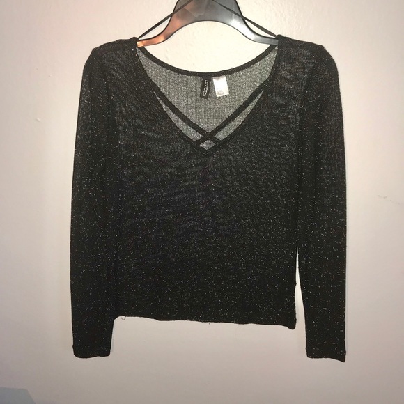 H&M’s black/gold top - Picture 2 of 5